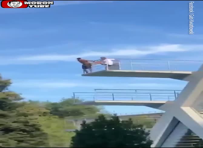 Video :A lifeguard in Austria ejects a child from the diving board in an incident